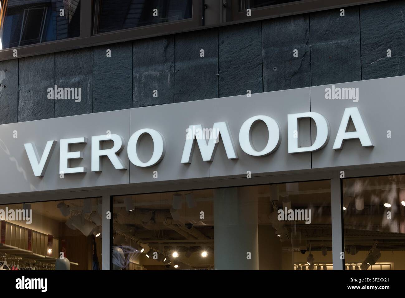 Mainz, Germania – 18 luglio 2026: Il cartello Vero Moda è visibile in una zona commerciale durante il giorno. Foto Stock