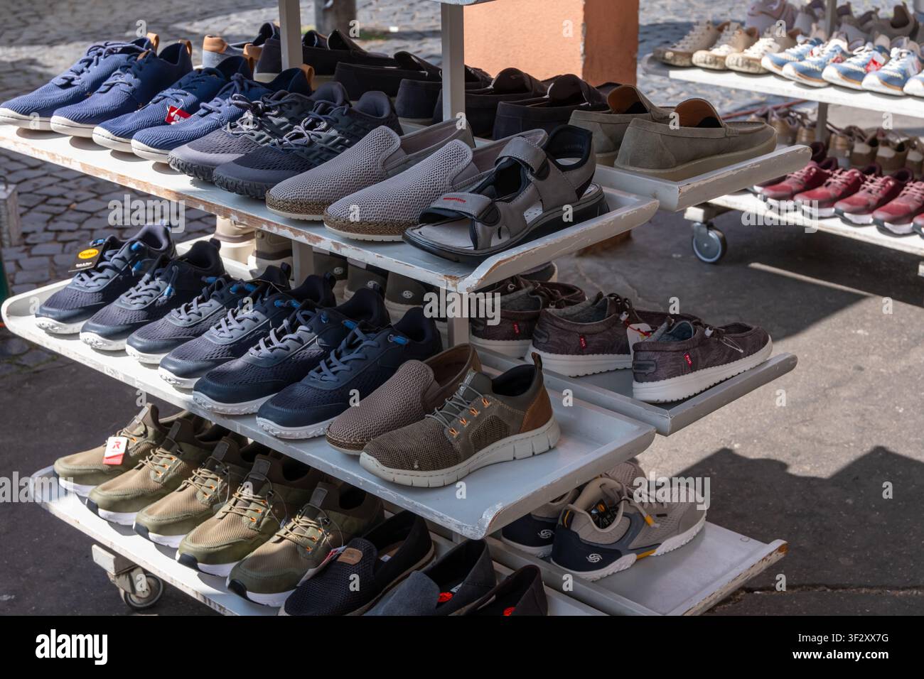 Mainz, Germania – 18 luglio 2026: Molte paia di scarpe su uno stand in un mercato all'aperto. Foto Stock