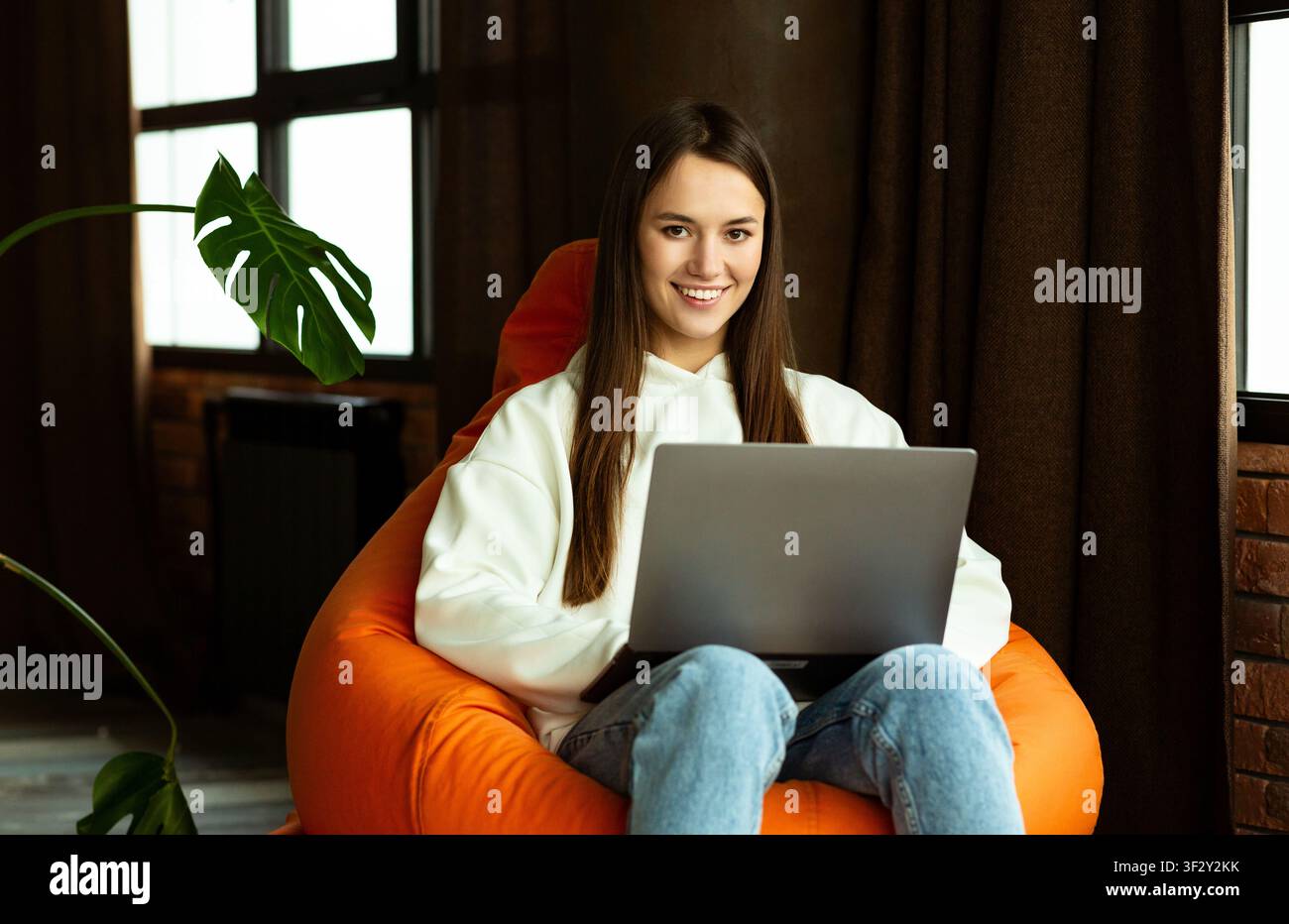 Donna freelance lavora in borsa sedia a casa Foto Stock