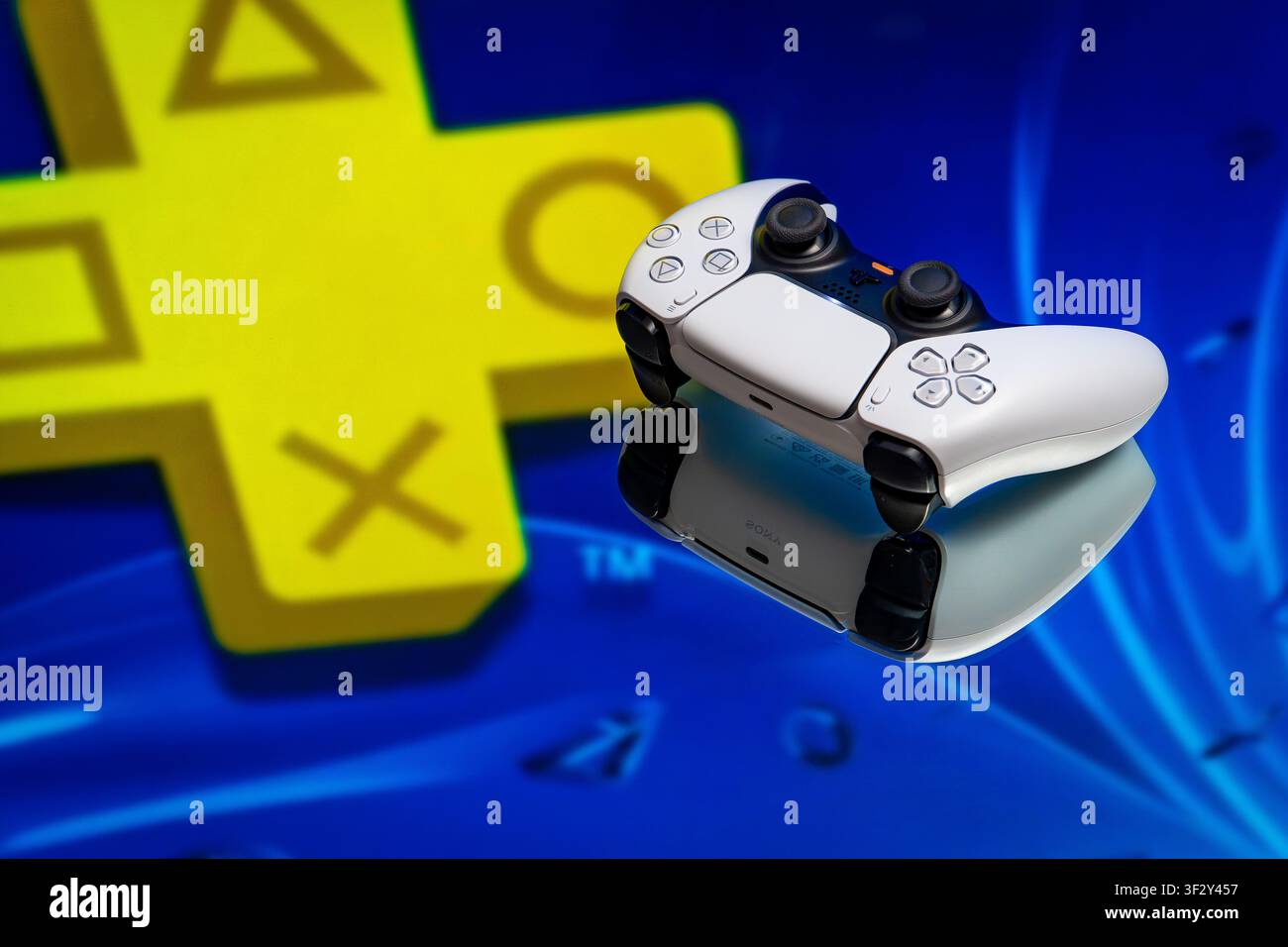20 luglio 2026, Odessa, Ucraina. Controller Sony PlayStation 5 DualSense con simbolo PlayStation Plus sullo sfondo. Foto Stock
