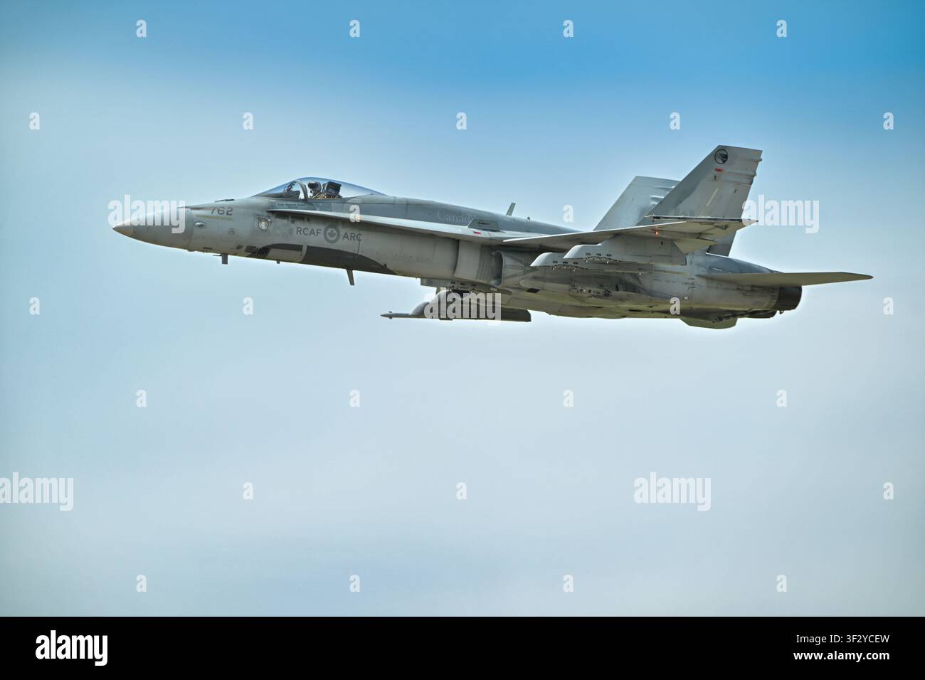 Aereo da combattimento CF‑18 Hornet della Royal Canadian Air Force in volo su un cielo sereno. Foto Stock