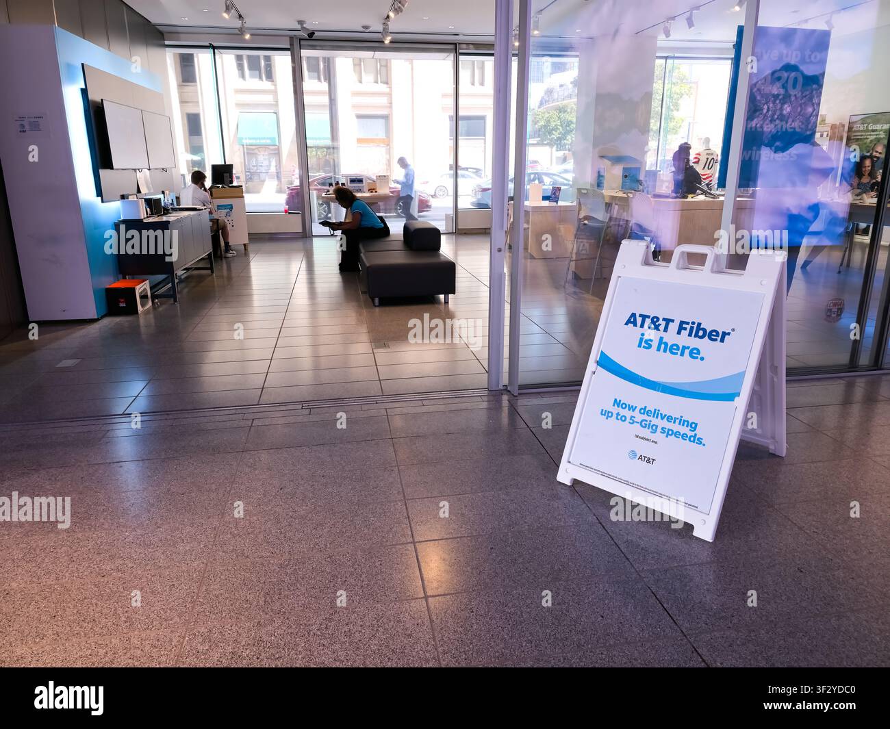 DALLAS, TX, USA - 11 LUGLIO 2026: Un cartello promozionale ATandT Fiber si trova all'interno di un negozio al dettaglio, evidenziando la disponibilità di velocità fino a 5 gig. T Foto Stock