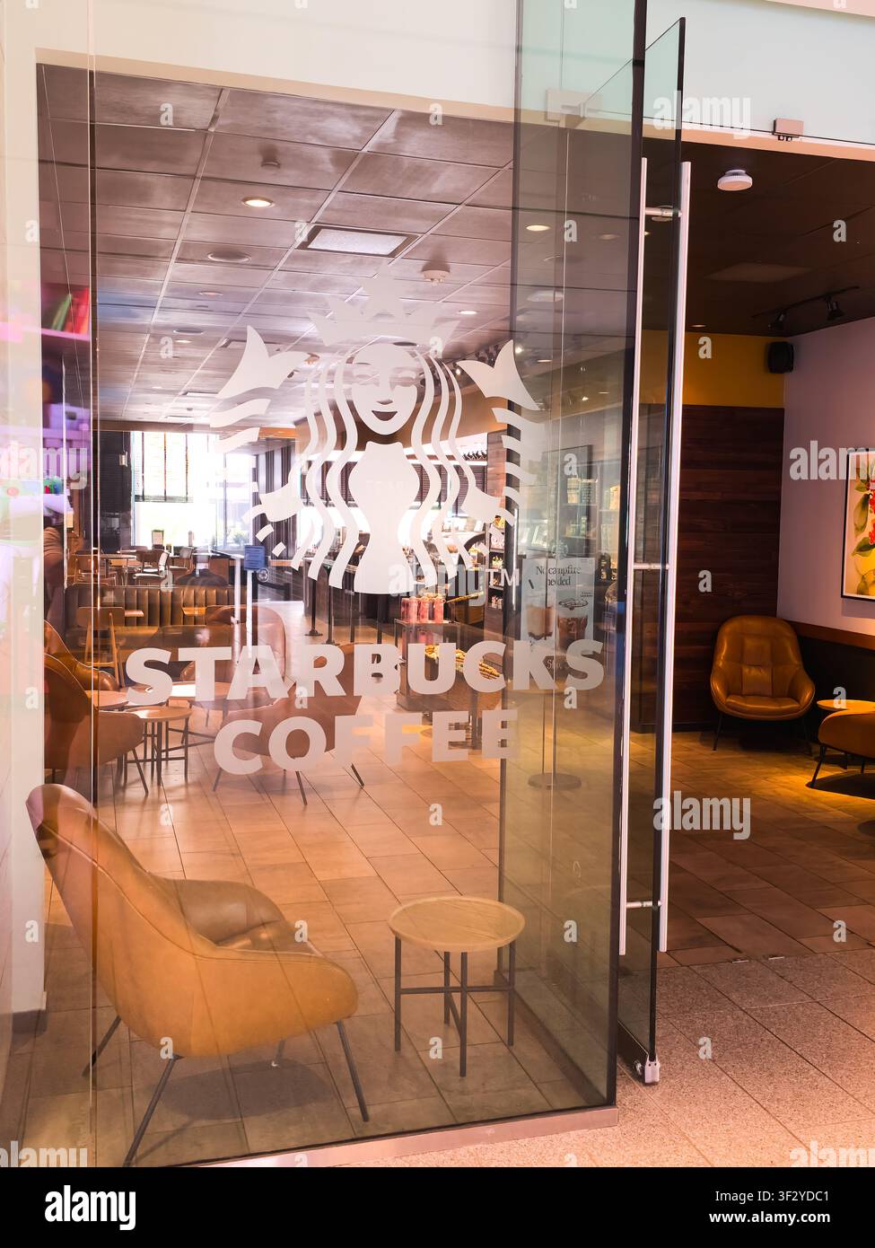 DALLAS, TX, USA - 11 LUGLIO 2026: Una vista invitante di un caffè Starbucks con una porta in vetro trasparente che mostra il logo iconico. All'interno, il negozio Foto Stock
