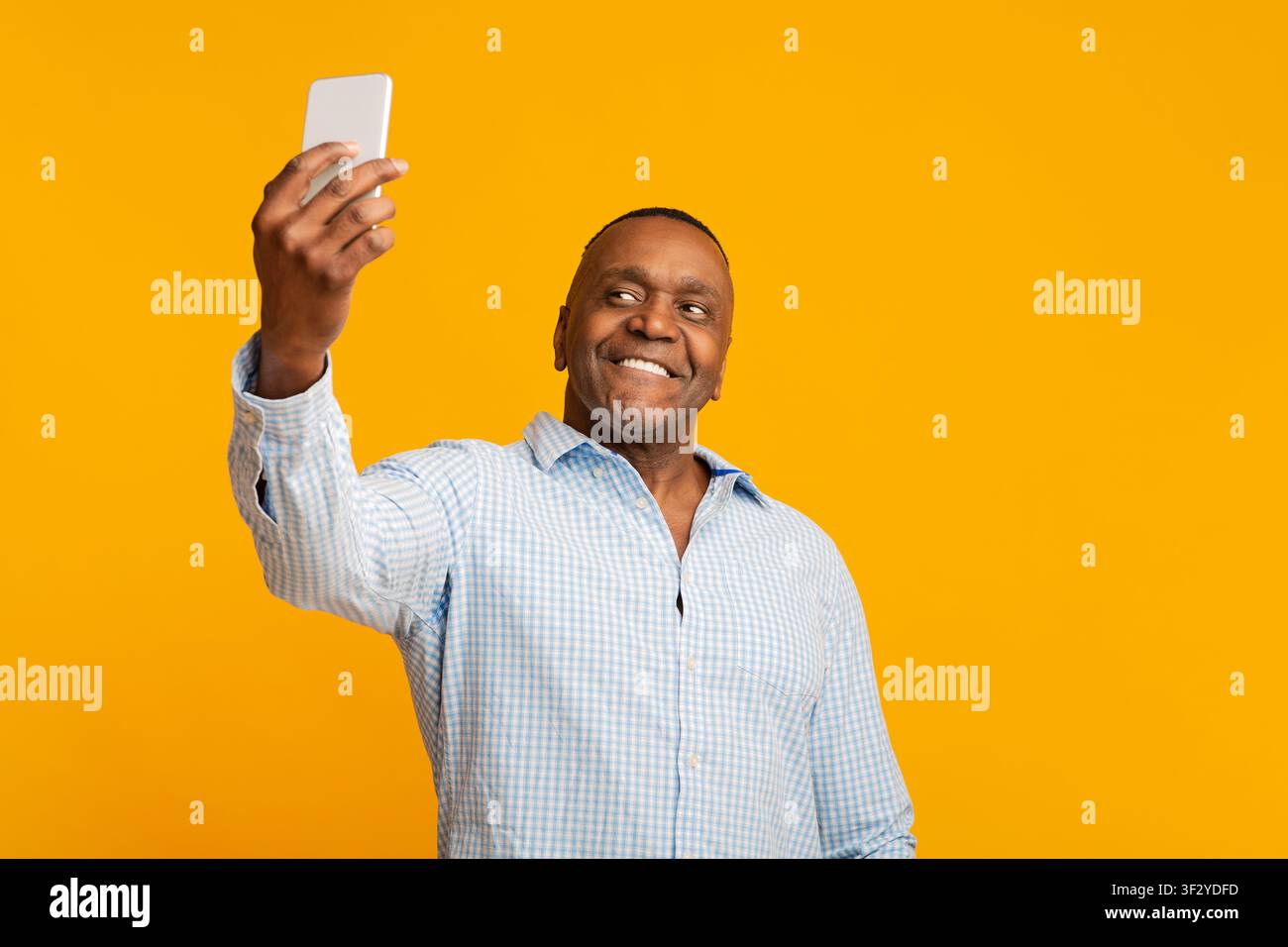 Bel nero maturo che fa selfie e sorridente Foto Stock