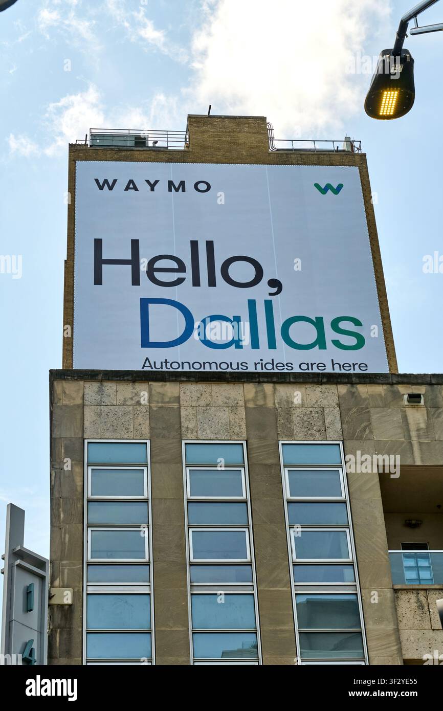 DALLAS, TX, USA - 11 LUGLIO 2026: Una grande pubblicità Waymo visualizzata su un edificio presenta i viaggi autonomi alla città. Waymo, un'azienda specializzata Foto Stock