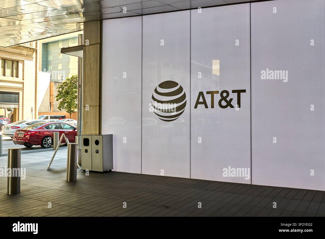 DALLAS, TX, USA - 11 LUGLIO 2026: La vista esterna di un edificio ATandT con il logo aziendale ben visibile sulla facciata nel centro di Dallas. Foto Stock