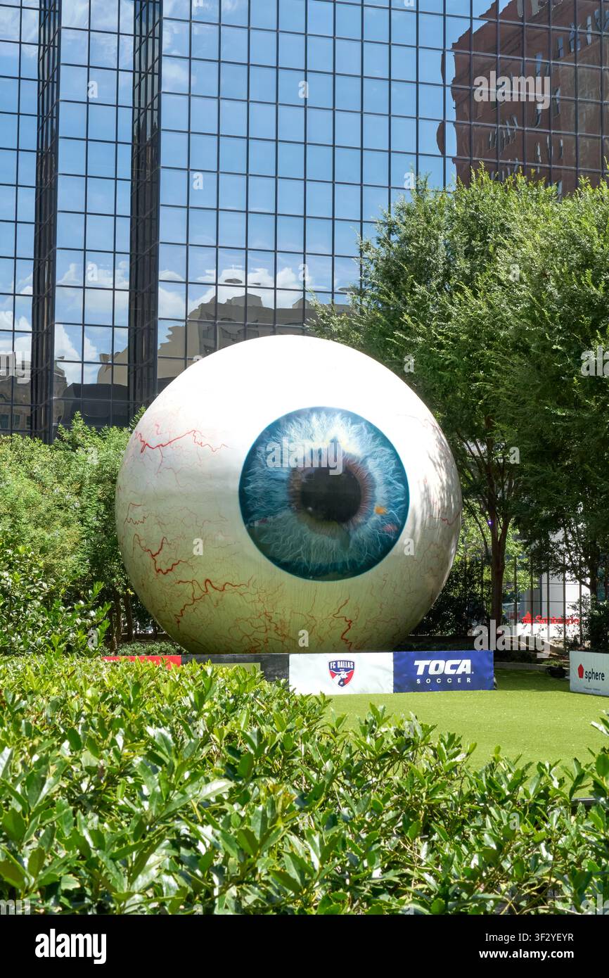 DALLAS, TX, USA - 11 LUGLIO 2026: Una scultura massiccia a forma di occhio è esposta in modo prominente in un parco di Dallas. Circondata dalla vegetazione, l'opera d'arte si erge in Foto Stock