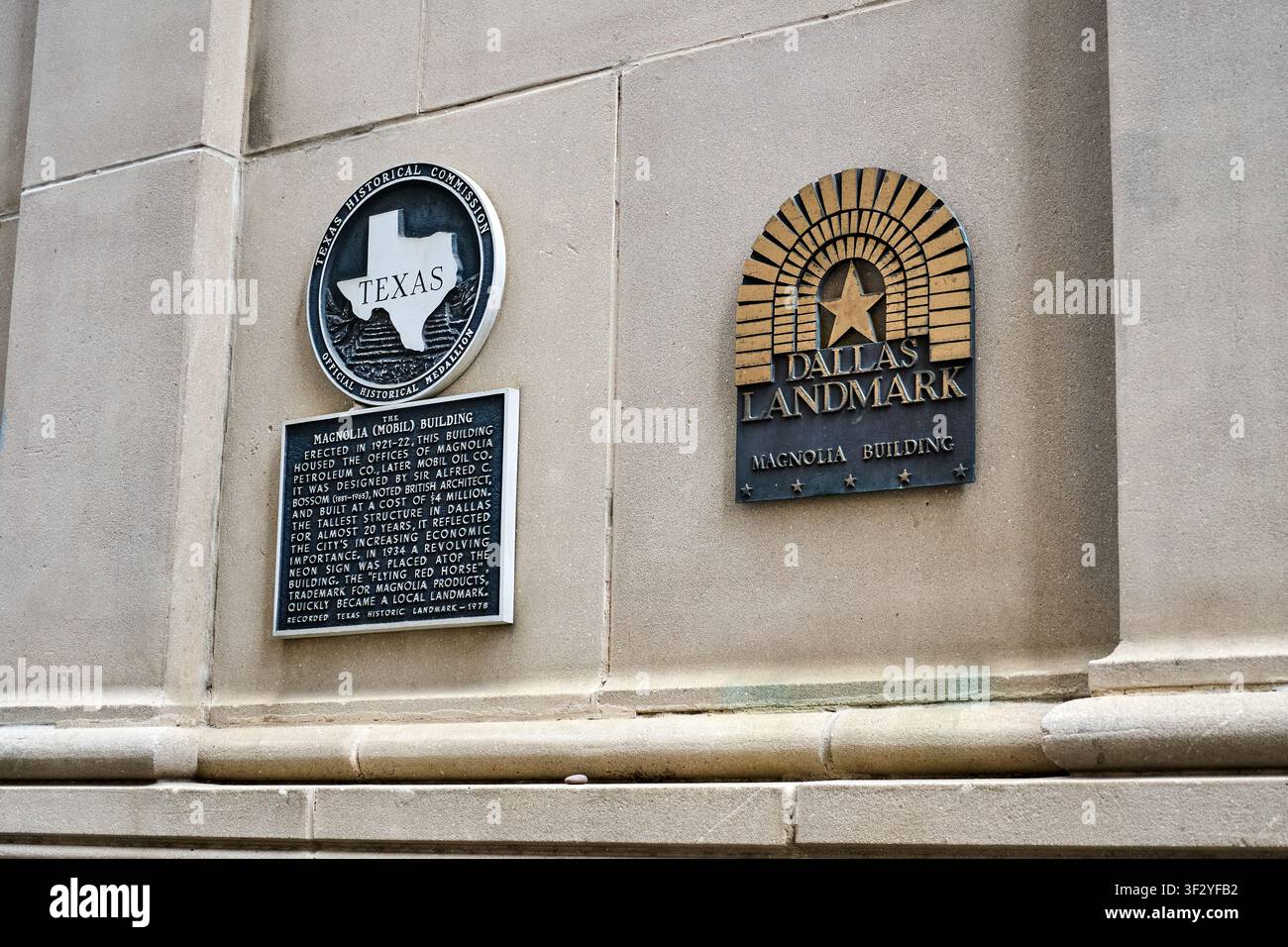 DALLAS, TX, USA - 11 LUGLIO 2026: Segnale della Texas Historical Commission e targa della Dallas Landmark esposti sulla parete esterna del Magnolia Building Foto Stock