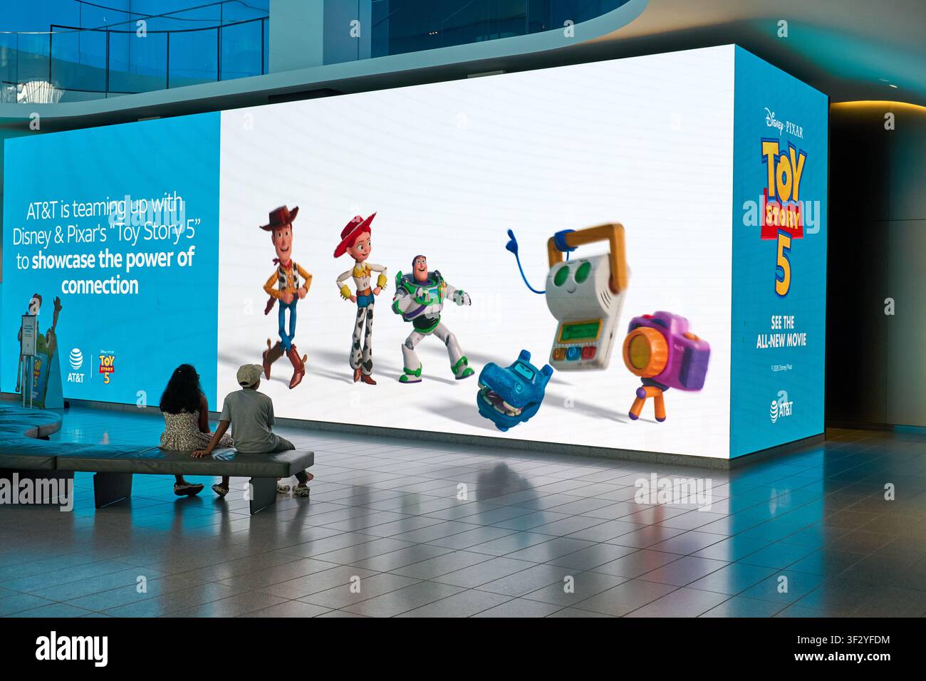 DALLAS, TX, USA - 11 LUGLIO 2026: Un grande schermo digitale pubblicizza la collaborazione tra ATandT e Disney Pixar per Toy Story 5 in un luogo pubblico Foto Stock
