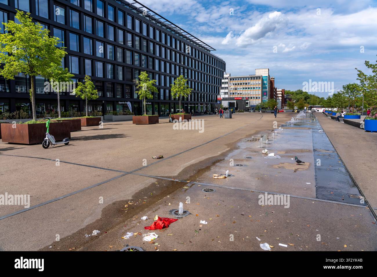 Calore estivo, giorni caldi nei centri città; Duisburg è una delle città con i risultati peggiori nella valutazione del caldo della Germania: troppa superficie sigillata Foto Stock