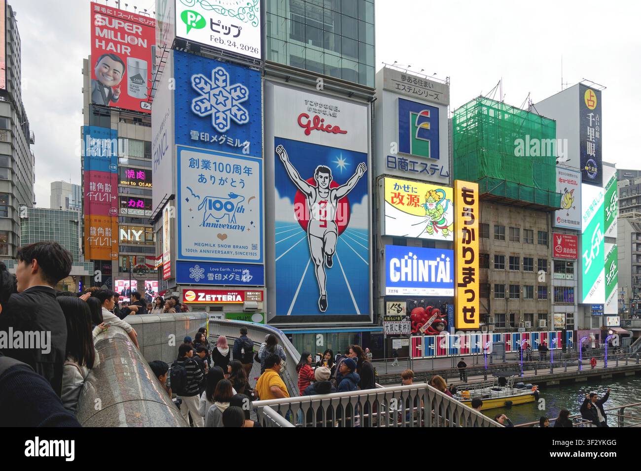 Insegna Glico Man, cartelli pubblicitari illuminati sul ponte Ebisu del canale Dotonbori, Giappone, Dotonbori, Osaka Foto Stock