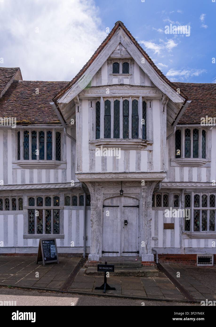 Lavenham, Regno Unito - 4 giugno 2026: Il Guildhall medievale si erge come esempio di architettura in legno dell'epoca Tudor nel delizioso villaggio del Suffolk. Foto Stock