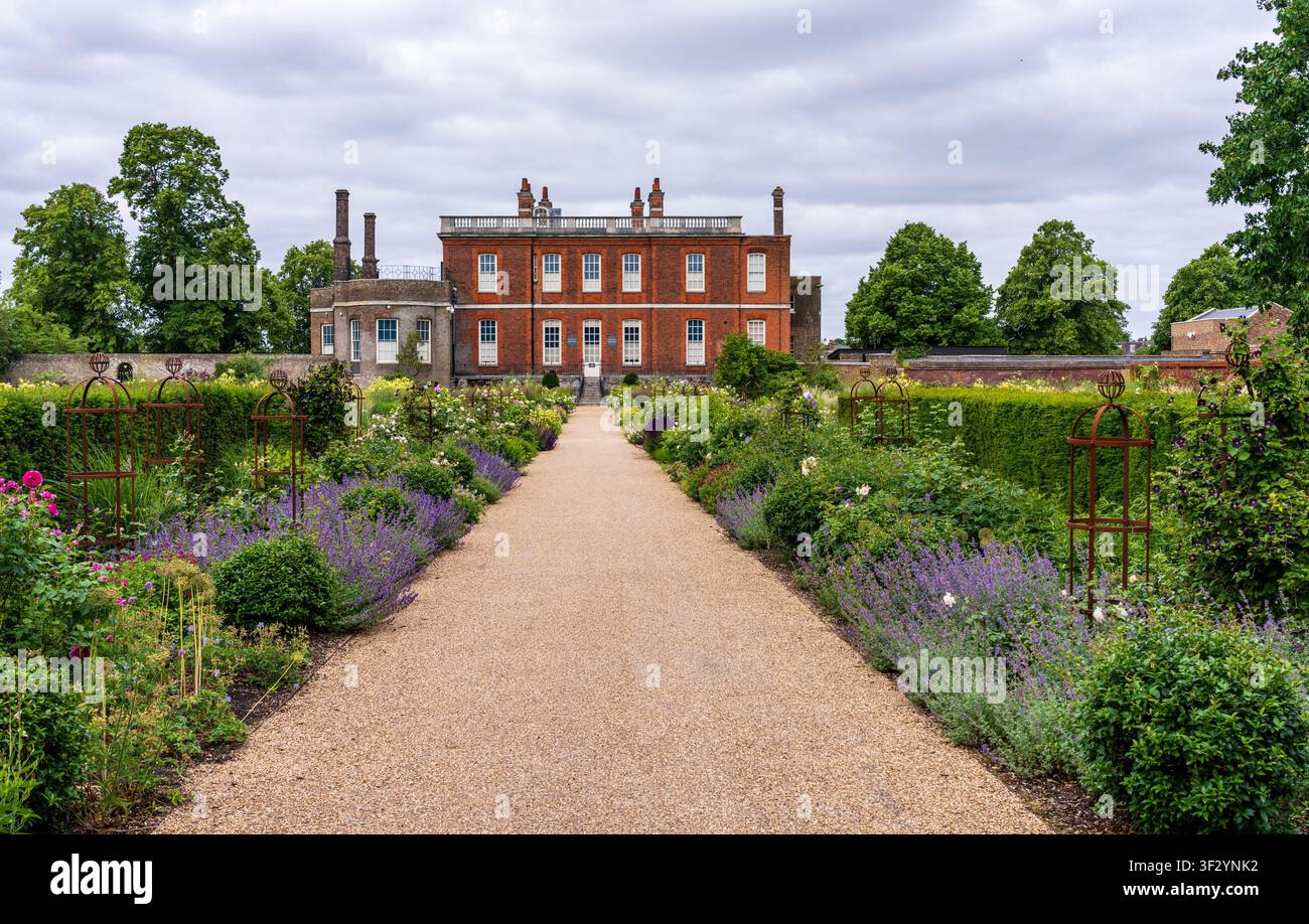 Londra, Regno Unito - 7 giugno 2026: Vista dell'elegante Rangers House e del suo percorso fiorito ben curato situato nel storico Royal Borough di Greenwich Foto Stock