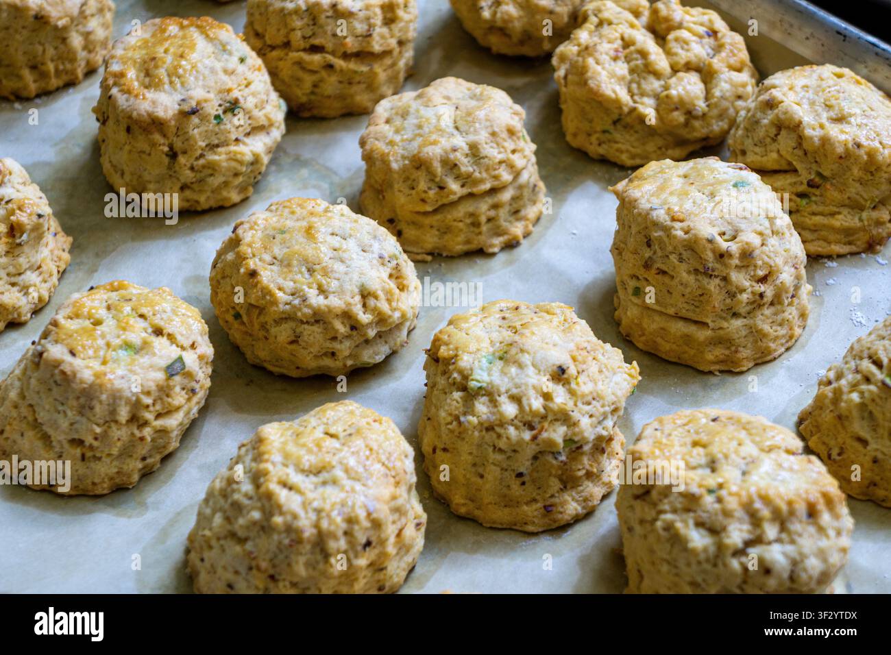 Vista ravvicinata di una teglia da forno ripiena di scones salati Foto Stock