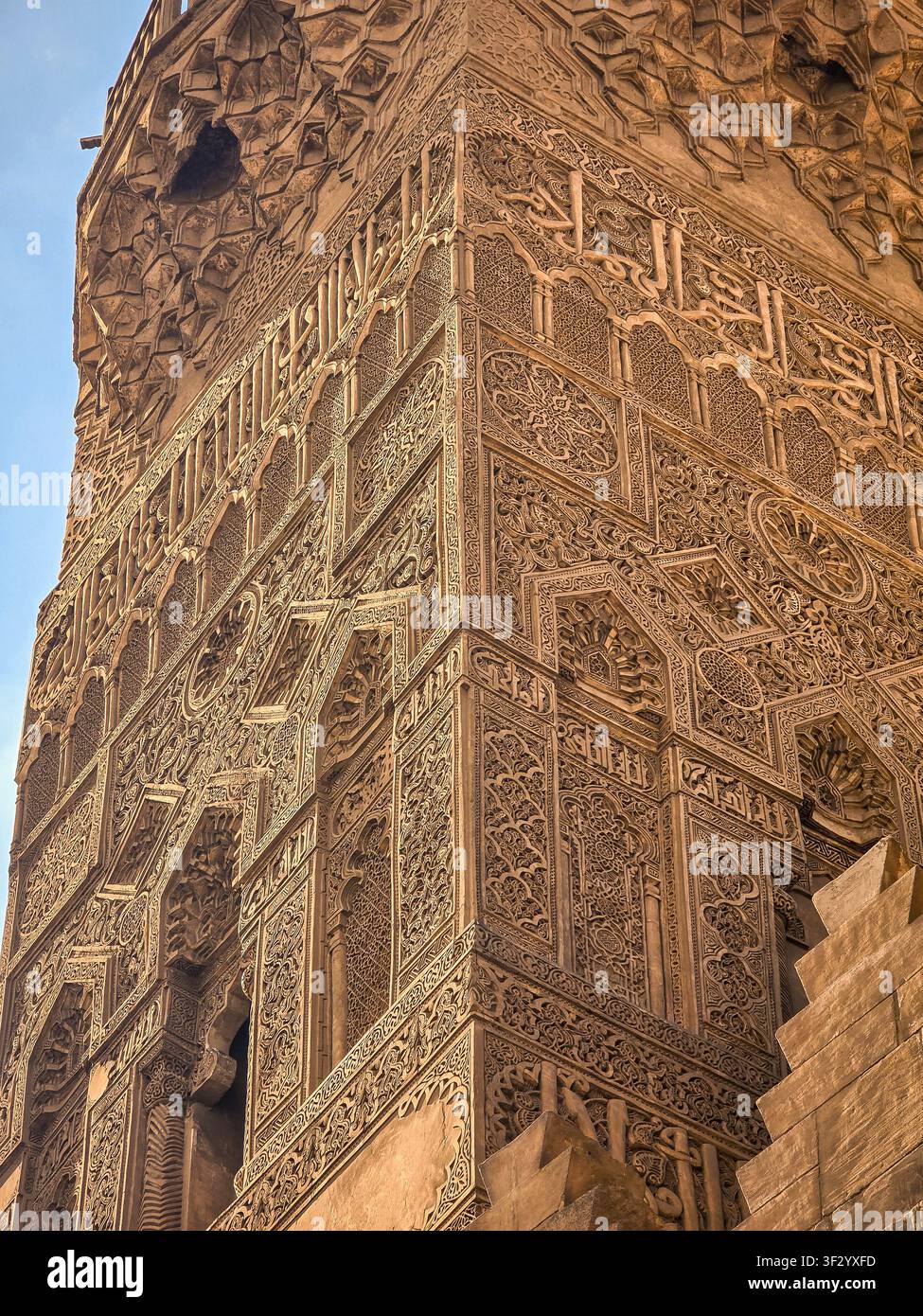 Minareto del complesso Sultan Qalawun con intricate sculture in pietra mamelucche nella storica Il Cairo, Egitto. Foto Stock