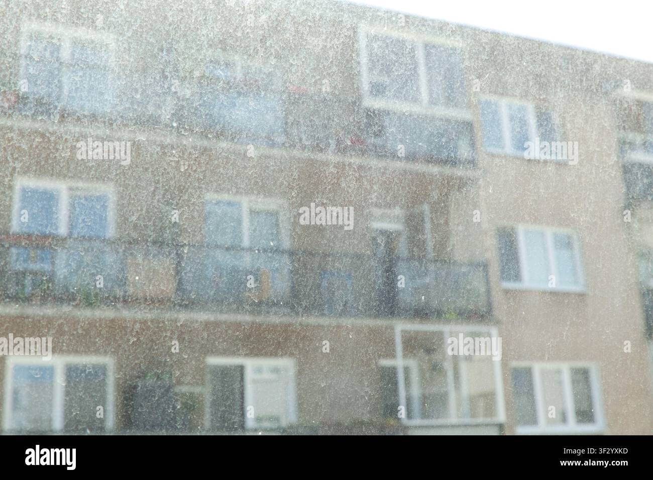 Finestra impolverata con vista sfocata sull'edificio Foto Stock