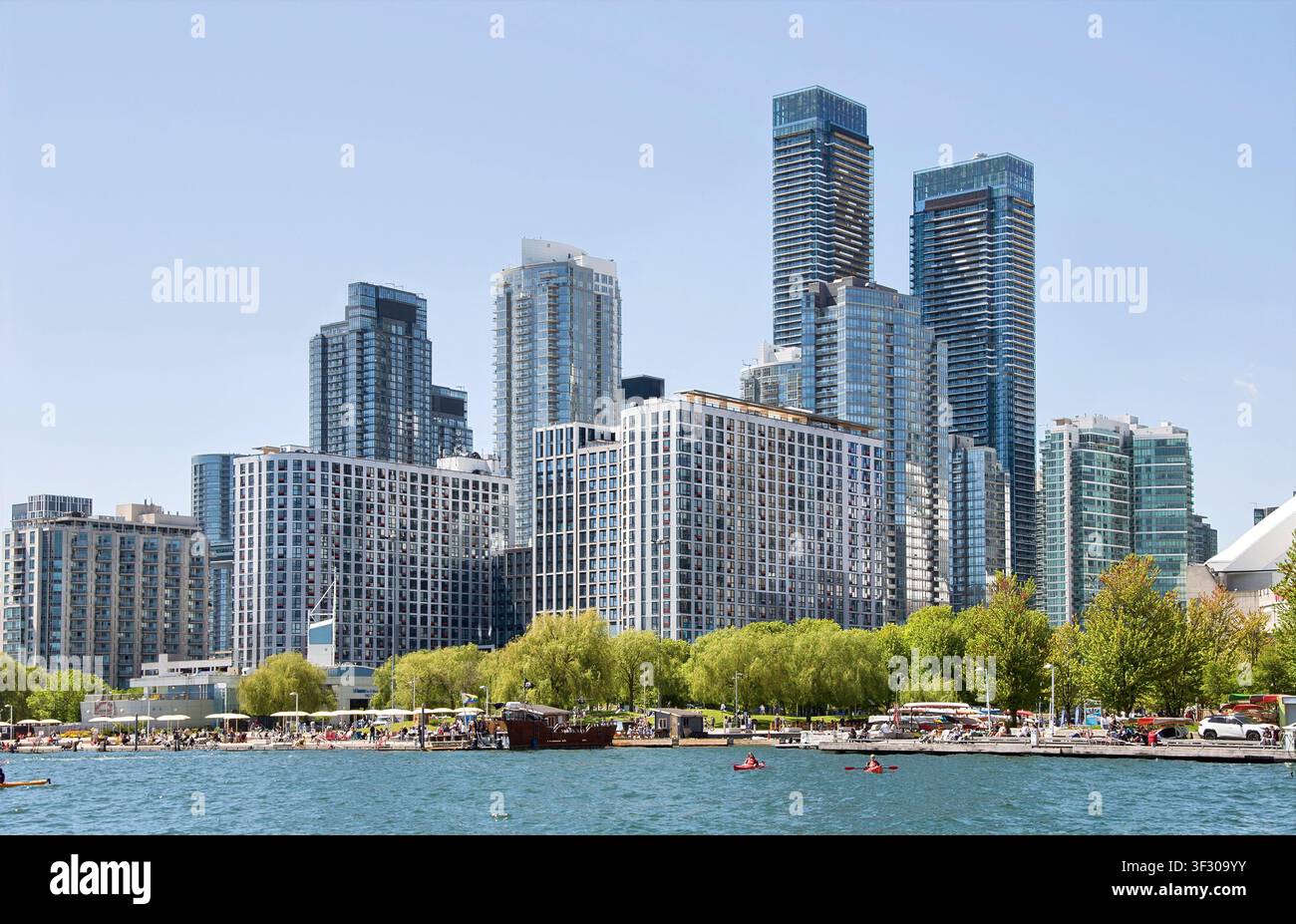 TORONTO, ONTARIO, CANADA - 30 MAGGIO 2026: Vista panoramica dei grattacieli del centro di Toronto e del parco sul lungolago dal lago Ontario in una luminosa giornata estiva Foto Stock