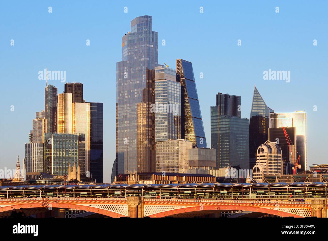 Panorama della City di Londra con il Blackfriars Bridge e la stazione, Londra, Inghilterra, Regno Unito. Edifici inclusi 22 Bishopsgate, 122 Leadenhall Street, 52 Lime Street Foto Stock