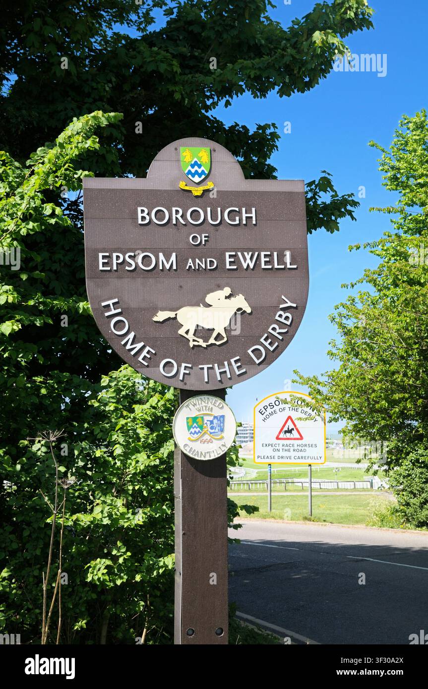 Insegna di benvenuto per il distretto di Epsom e Ewell, sede del Derby, Tattenham Corner, Surrey, Inghilterra, Regno Unito. Gemellata con la città francese di Chantilly Foto Stock