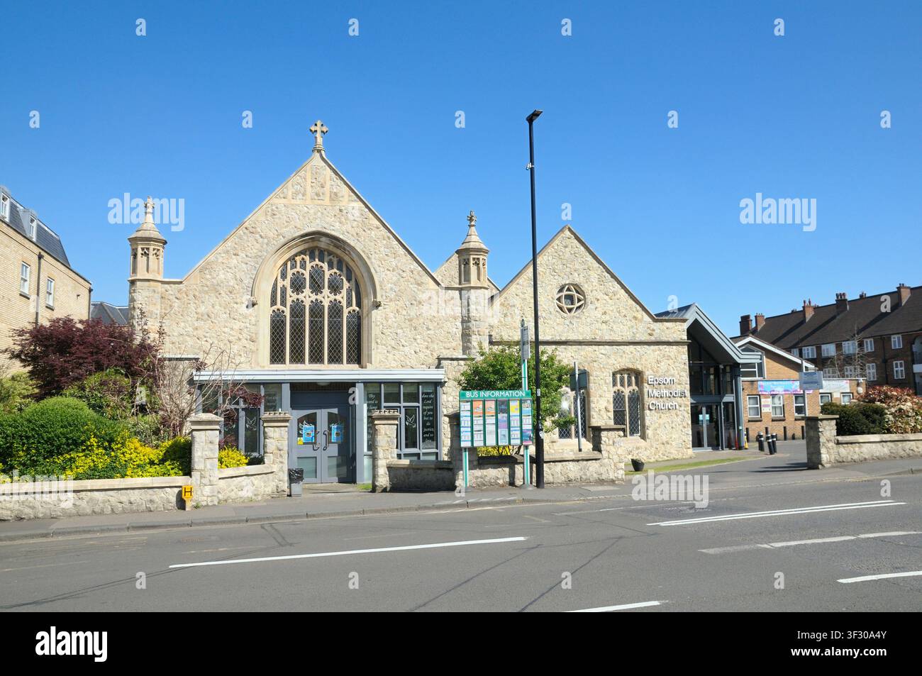 Epsom Methodist Church, Ashley Road, Epsom, Surrey, Inghilterra, Regno Unito. La Chiesa metodista è la quarta più grande denominazione cristiana della Gran Bretagna. Chiese Foto Stock