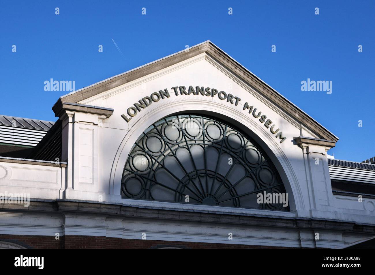 Esterno del London Transport Museum, un museo che copre la storia e il design del sistema di trasporto della capitale, Covent Garden, Londra, Inghilterra, Regno Unito Foto Stock