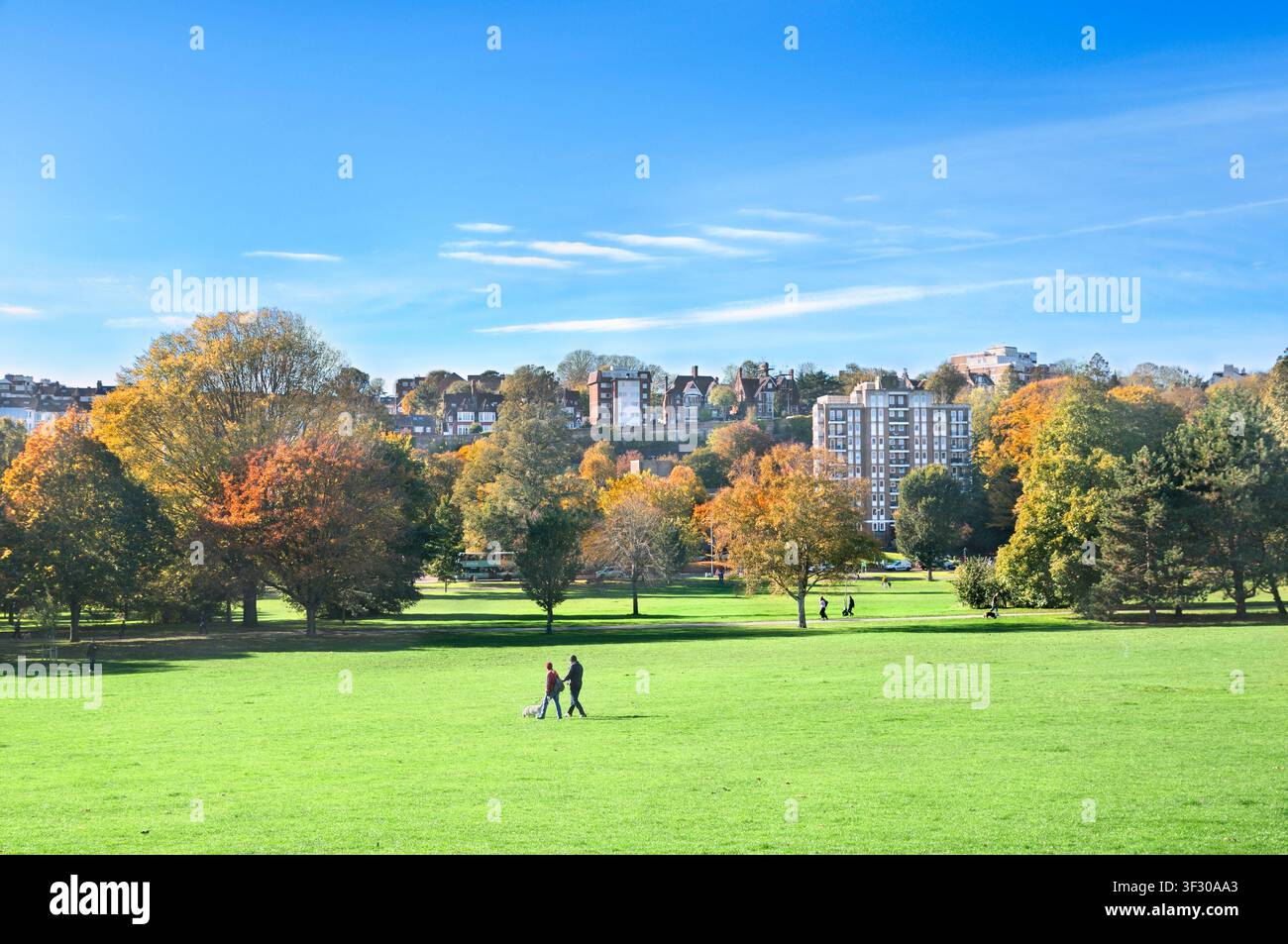 Luce del sole e colori autunnali nel Preston Park, il primo e più grande parco pubblico di Brighton e Hove. Status Green Flag Award. East Sussex, Inghilterra, UK Parks Foto Stock
