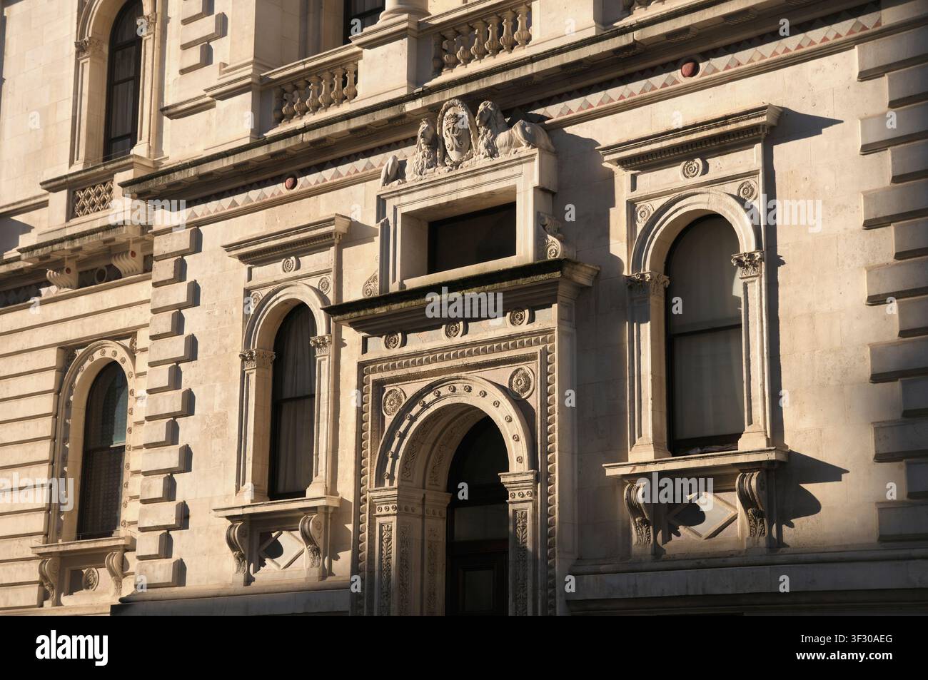 Edificio del Foreign, Commonwealth & Development Office (FCDO), King Charles Street, Whitehall, Londra, Inghilterra, Regno Unito. Dettaglio della facciata di un edificio in pietra Foto Stock