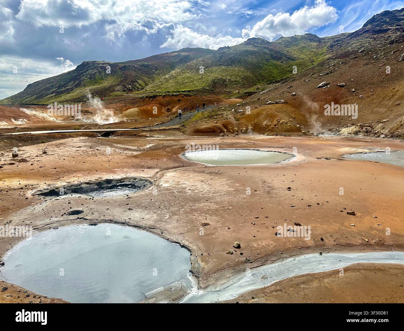 L'area geotermica con vapore di zolfo vicino alla capitale Reykjavík, Islanda - Immagine stock catturata con smartphone