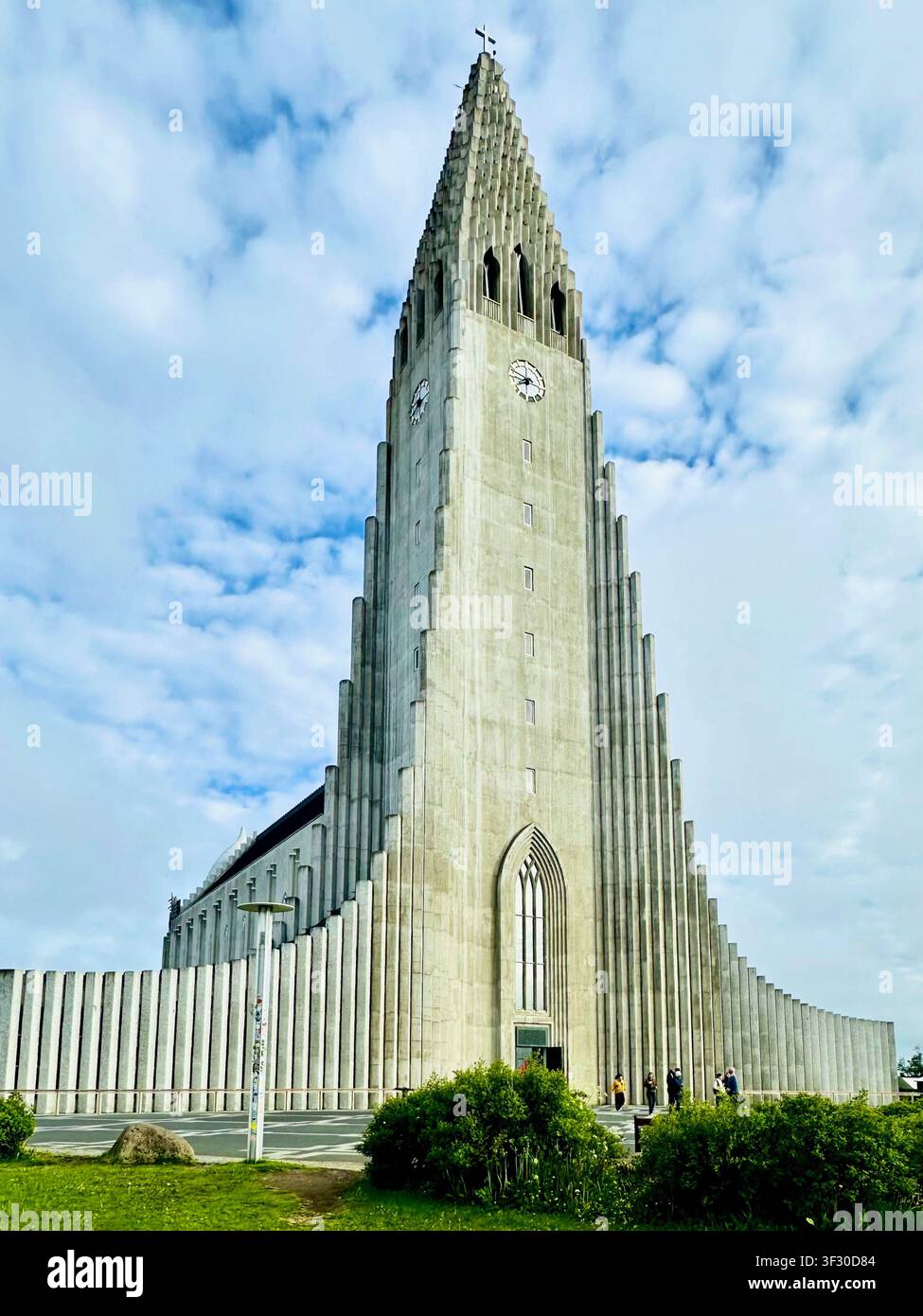 Chiesa Hallgrímskirkja che si affaccia sulla città di Reykjavik sotto un cielo nuvoloso, Islanda - Immagine stock catturata con smartphone
