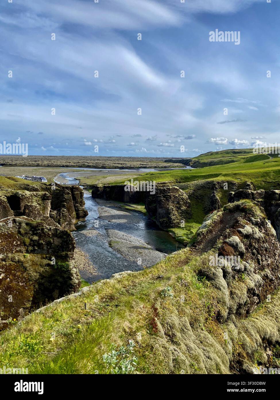 La valle di Fjaðrárgljúfur con cascate e montagne sotto un cielo limpido e ventoso, la costa meridionale dell'Islanda - Immagine stock catturata con smartphone