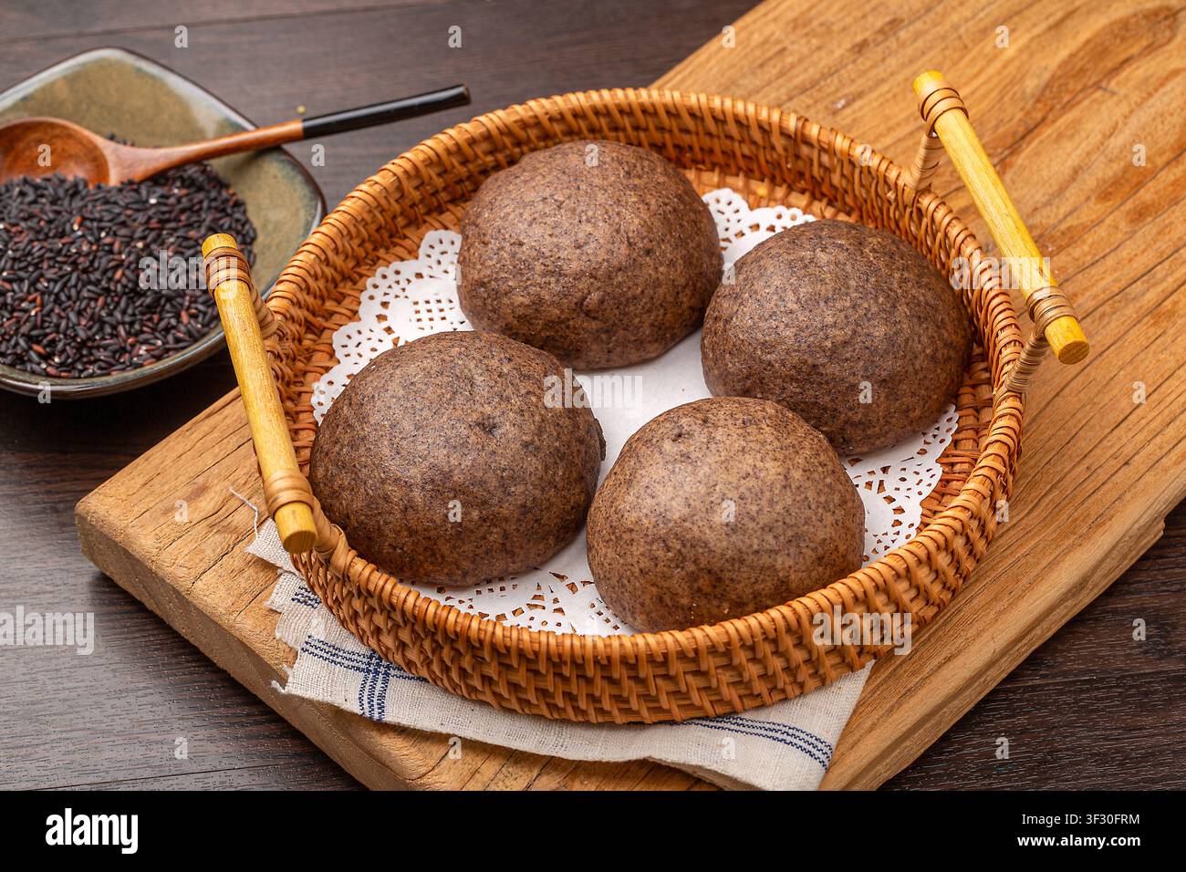 Brioche di riso nero sano wowotou servite come colazione asiatica nutriente a più cereali. Foto Stock