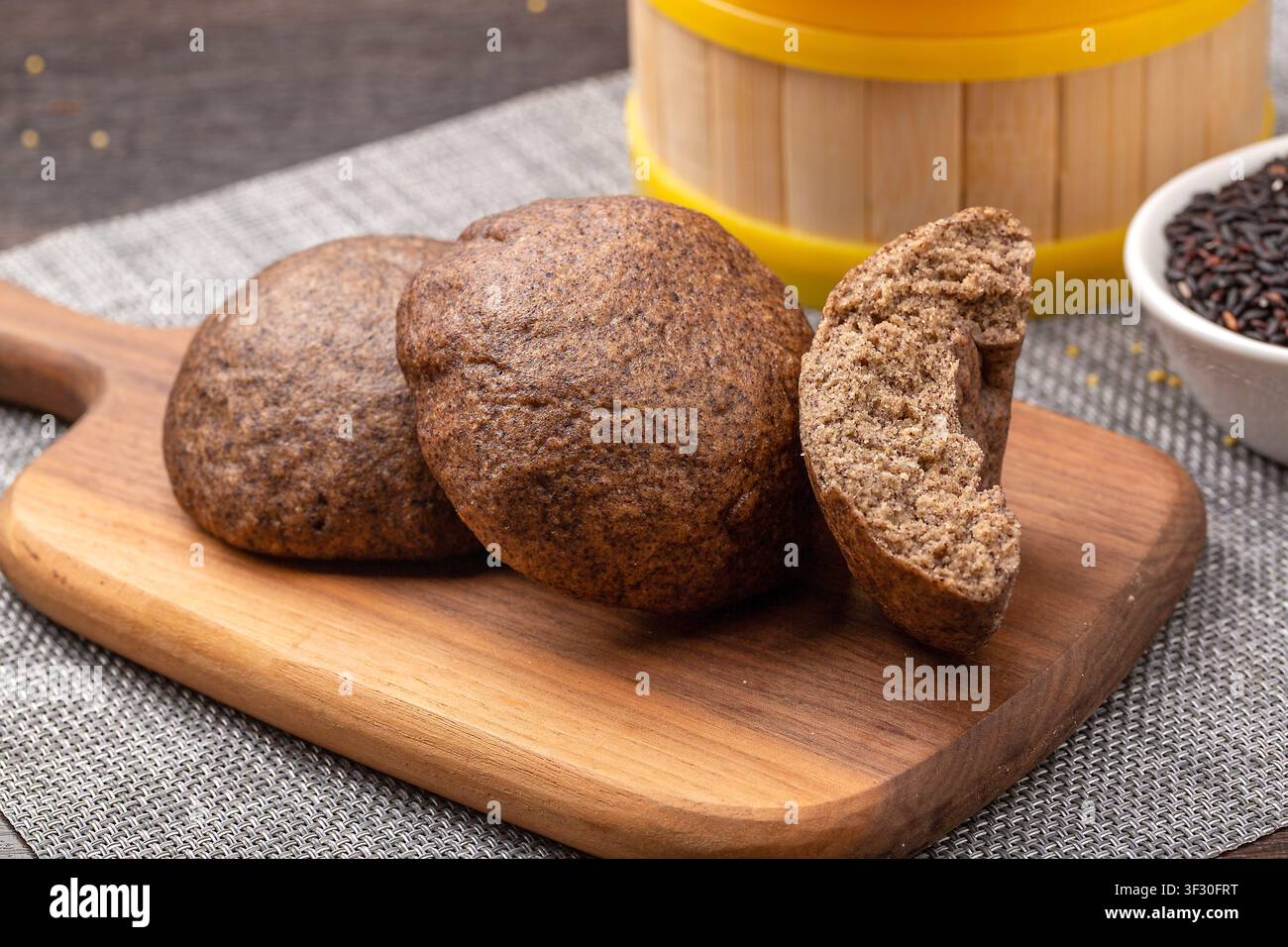 Brioche di riso nero sano wowotou servite come colazione asiatica nutriente a più cereali. Foto Stock