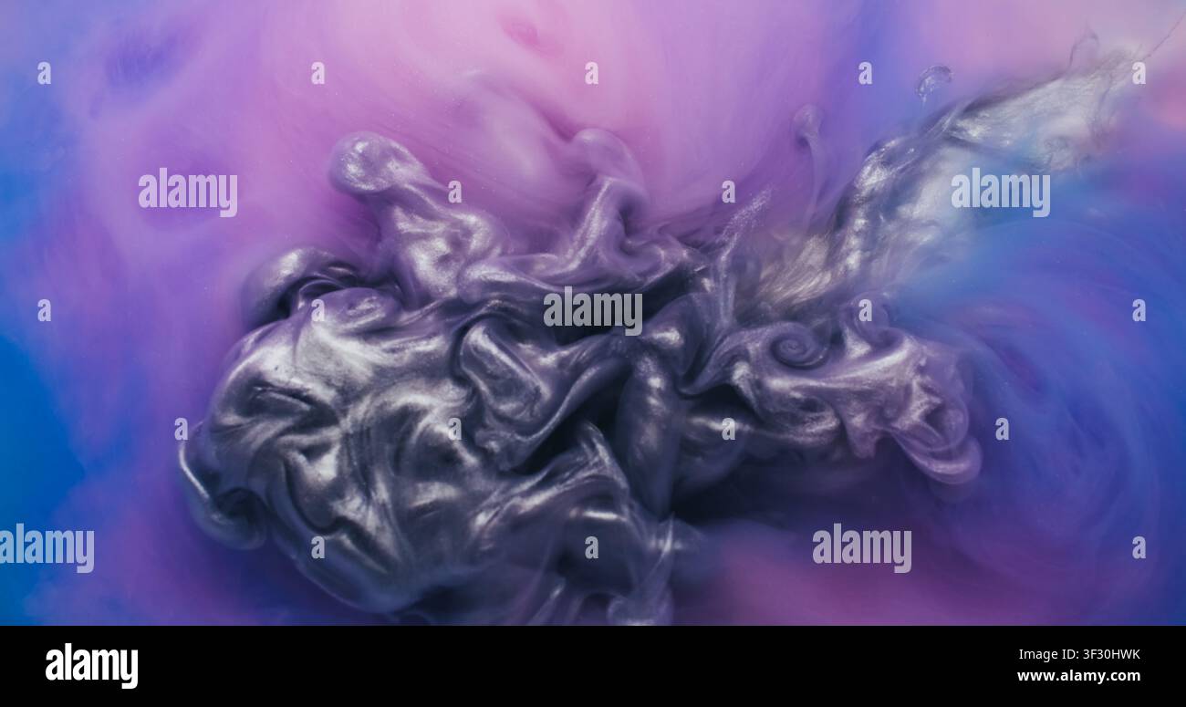Nebbia scintillante. Nuvola di vernice. Turbinio di tinta argentata lucente in liquido viola colorato. Texture di schizzi grigi sfocati con brillantini sfondo astratto. Foto Stock