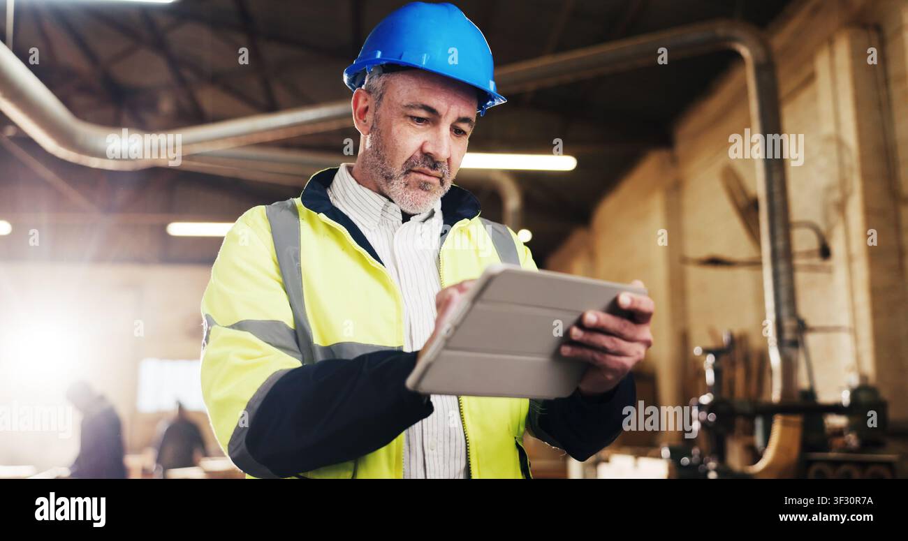 Scorrimento, falegname e tablet con uomo in magazzino per la produzione, ispezione dei mobili e lista dell'inventario. Ingegnere, aggiornamento della produzione e Foto Stock