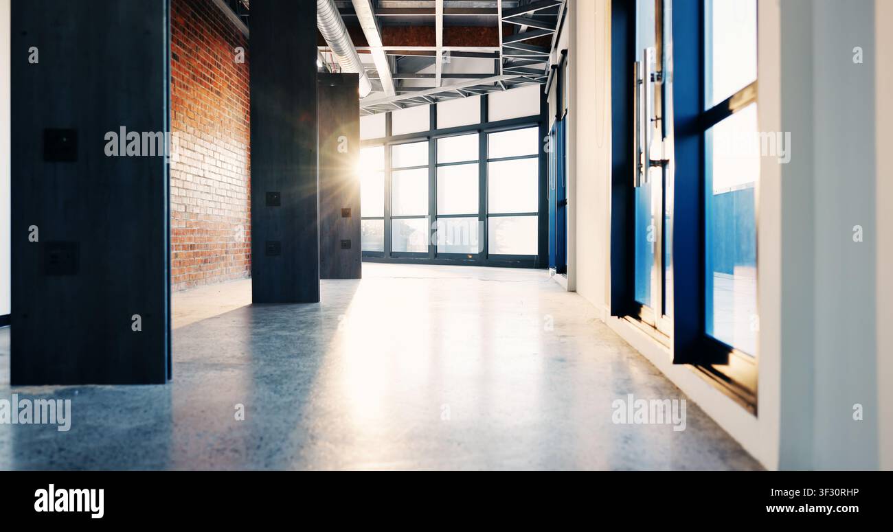 Moderno, vuoto o bagliore in ufficio per affari, corridoio o interno aziendale in spazio professionale. Passaggio o hall contemporaneo vuoto con Foto Stock