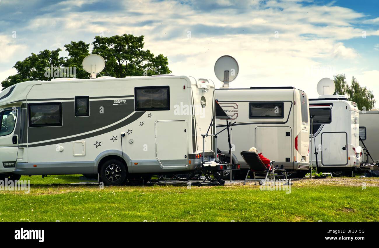 Bremen, Germania, 15 maggio 2026: veicoli ricreativi parcheggiati in un campeggio, che godono della vita all'aperto e dei viaggi durante le vacanze Foto Stock