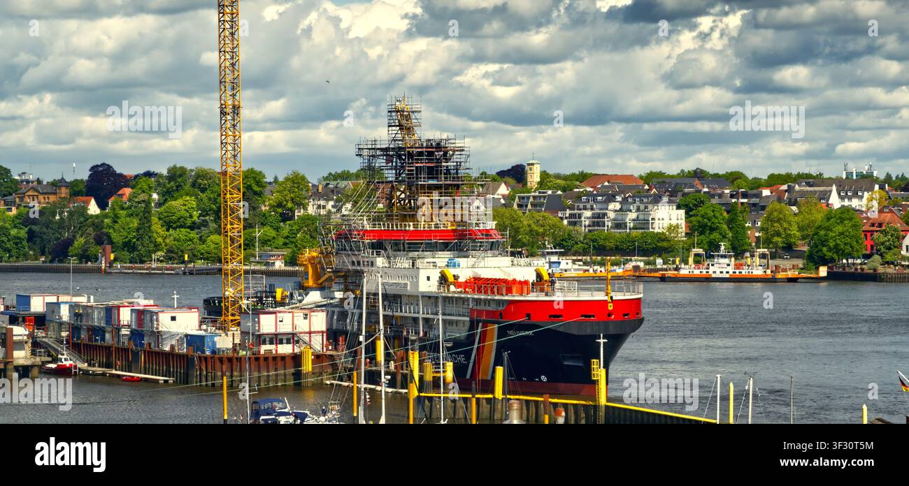 Bremen, Germania, 16 maggio 2026: grande nave sottoposta a riparazioni e manutenzioni estese in un cantiere navale all'asciutto in una giornata nuvolosa Foto Stock