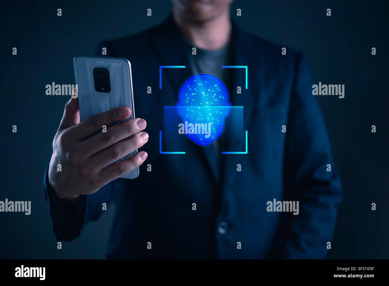 Uomo d'affari che utilizza una tecnologia futuristica di riconoscimento facciale su smartphone per l'autenticazione biometrica. Sicurezza informatica, verifica dell'identità digitale, Foto Stock