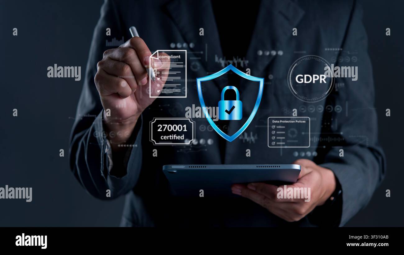 Uomo d'affari che utilizza un tablet con icone di interfaccia certificate ISO 27001 e conformi al GDPR. Concetto di sistema di gestione della sicurezza delle informazioni ISMS, gestione dei dati Foto Stock
