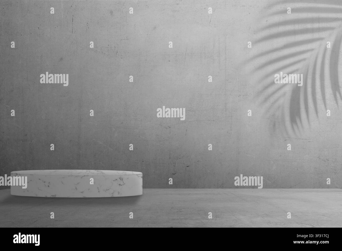 Un podio rotondo in marmo si erge contro un muro di cemento strutturato con un'ombra morbida di foglia di palma tropicale, creando uno sfondo moderno e minimalista per p Foto Stock