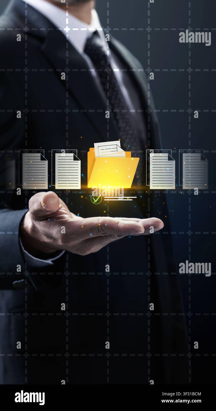 Uomo d'affari che presenta un concetto di sistema di gestione digitale dei documenti con icone di cartelle e file virtuali per un archiviazione e un'organizzazione efficiente dei dati Foto Stock