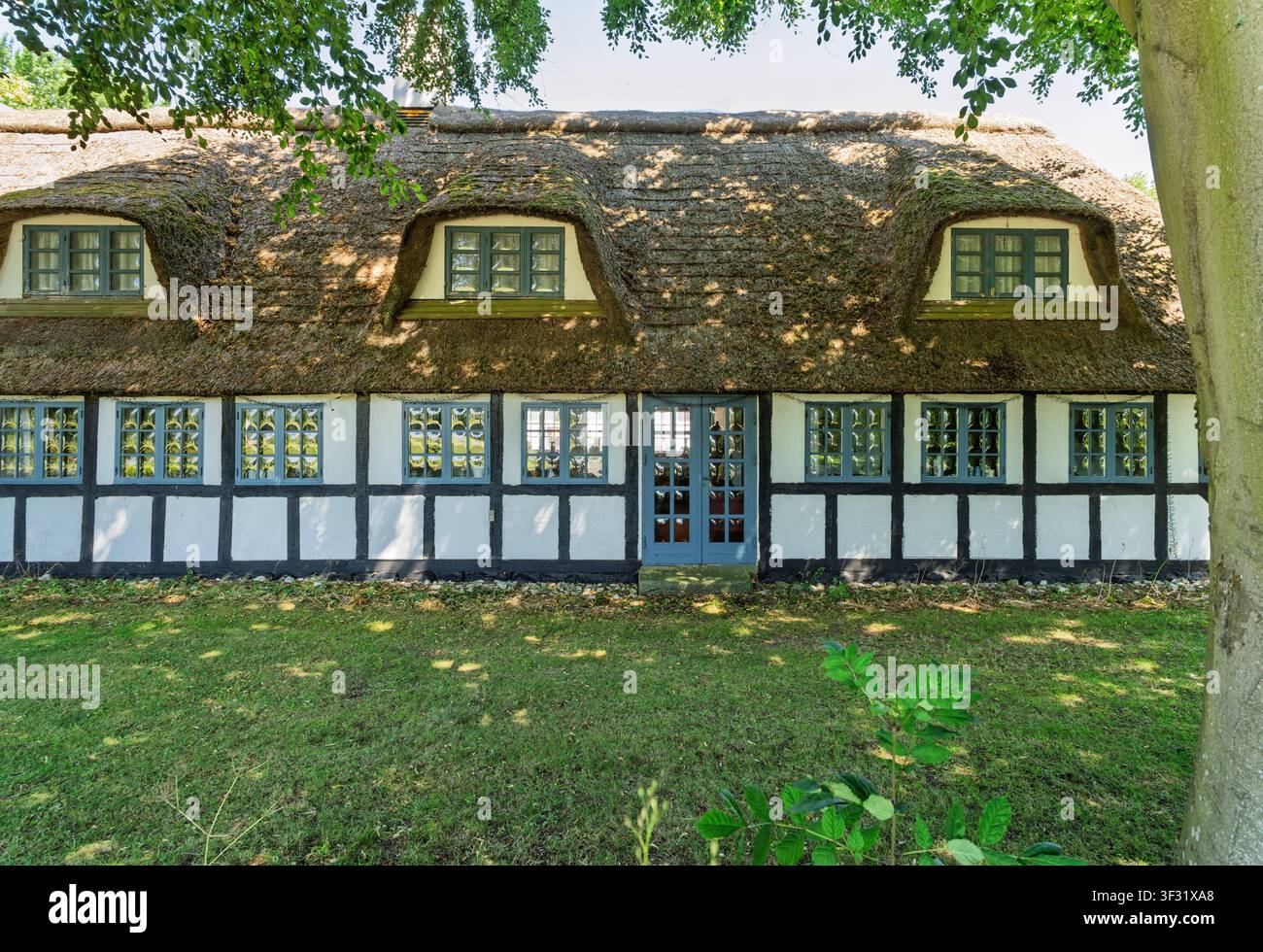 Affascinante casa vintage con fascino rustico e una serena atmosfera naturale. Foto Stock