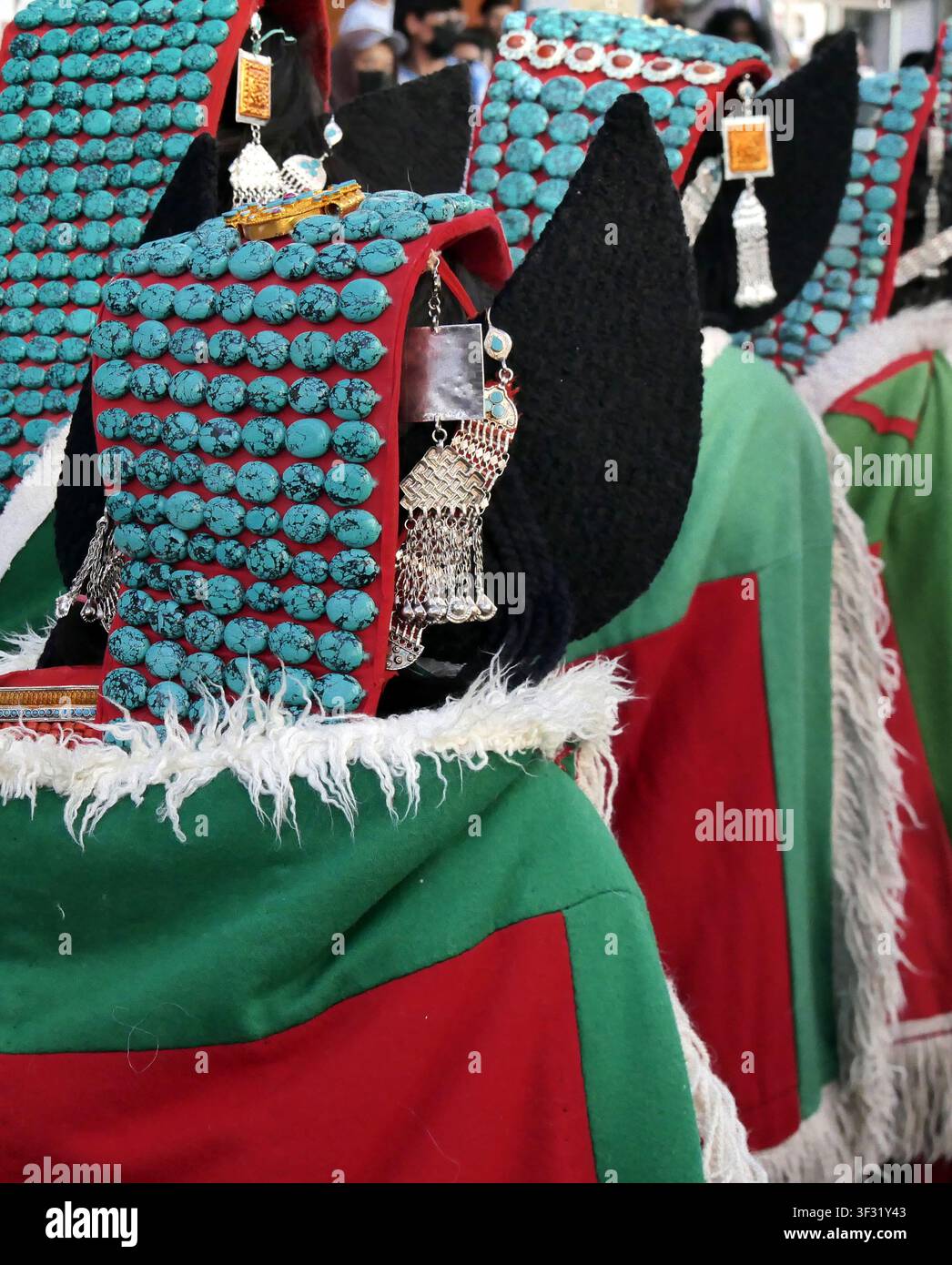 Donne che indossano tradizionali copricapi Ladakhi perak decorati con pietre di turchese durante un festival a Leh Foto Stock