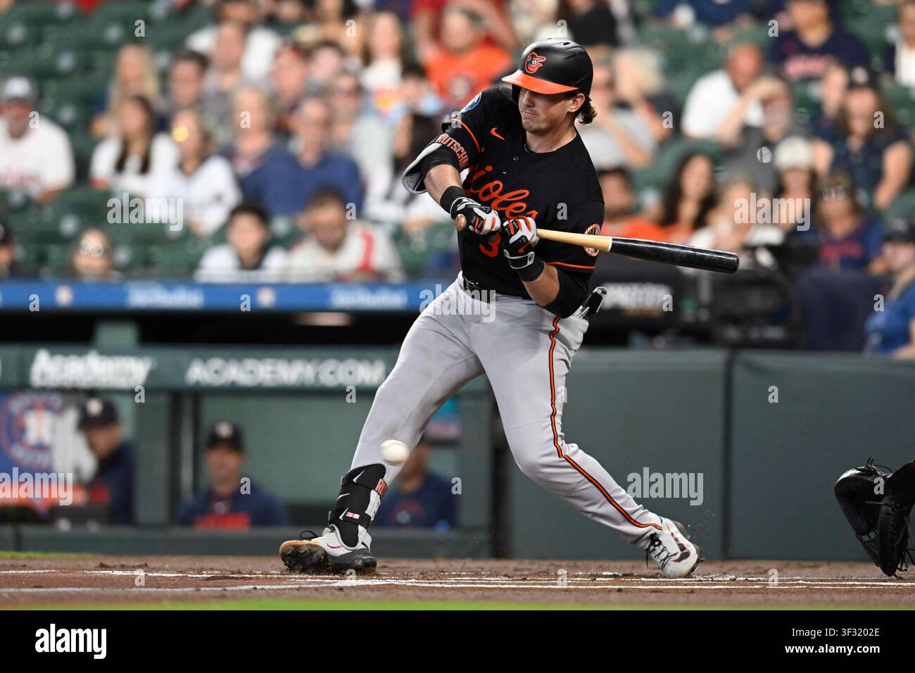 Il ricevitore dei Baltimore Orioles Adley Rutschman (35) viene colpito nella parte inferiore della gamba destra da un lancio nel primo inning durante una partita MLB contro gli Houston Astros venerdì 17 luglio 2026 al Daikin Park di Houston, Texas. Gli Orioles hanno battuto gli Astros 3-2. (Tom Walko/Image of Sport) Foto Stock