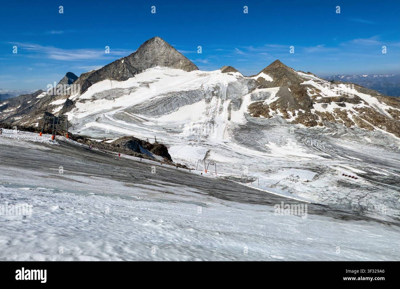 Pista da sci del ghiacciaio di Hintertux nelle Alpi austriache in estate Foto Stock