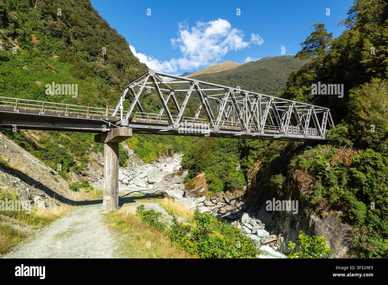 Varchi della gola di Haast e ponte dove la State Highway 6 attraversa la gola su un ponte a una corsia in acciaio a traliccio Callender-Hamilton Foto Stock