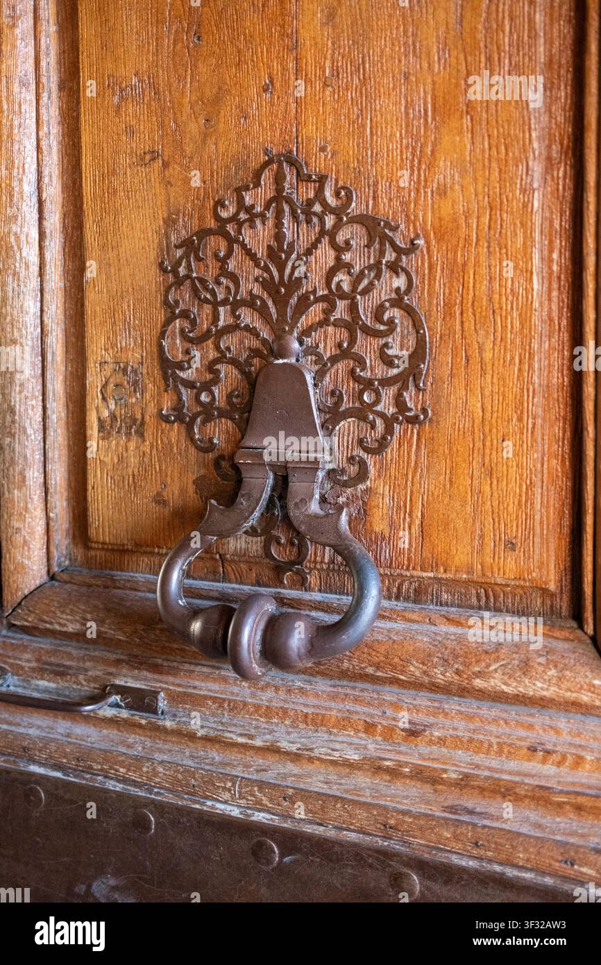 Antico batacchio decorato nelle arcate che circondano la Place Des Vosges Parigi Francia Foto Stock