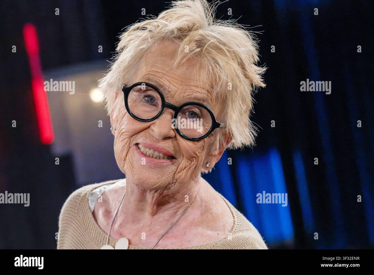 Registrazione di Kölner Treff il 3 luglio 2026 per la messa in onda il 31 luglio 2026. Immagine Hannelore Becker, tre volte medaglia d'oro nell'apnea. Oggi ottantenne, ha iniziato a fare apnea solo all'età di 71 anni. Susan Link e Micky Beisenherz interrogano i loro ospiti con umorismo e una curiosità rinfrescante. Colonia Renania Settentrionale-Vestfalia Germania *** Registrazione di Kölner Treff il 3 luglio 2026 per la messa in onda il 31 luglio 2026. Foto: Hannelore Becker, tre volte medaglia d'oro nell'apnea. Oggi ottantenne, ha iniziato a fare apnea solo all'età di 71 anni. Susan Link e Micky Beisenherz Foto Stock