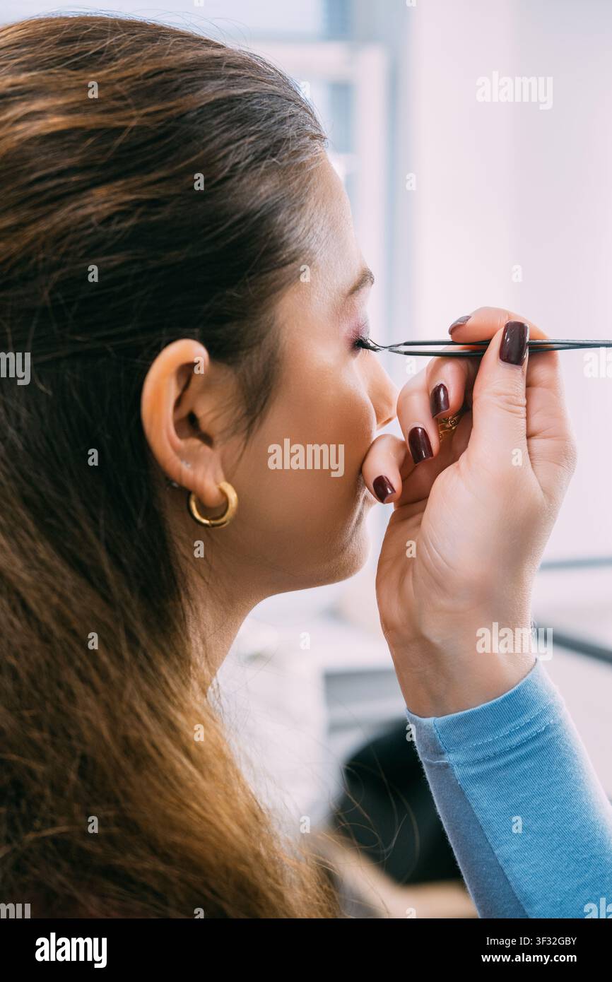 Applicazione di ciglia finte, trattamento di bellezza femminile Foto Stock