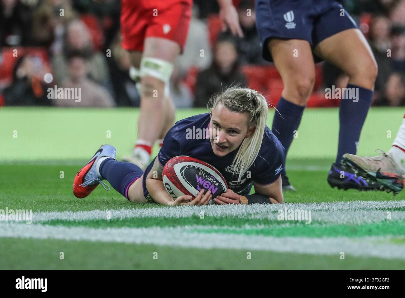 Chloe Rollie, full-back della Scozia, segna un tentativo contro il Galles durante la partita del Guinness Women’s Six Nations al Principality Stadium, Cardiff, Galles. Foto Stock
